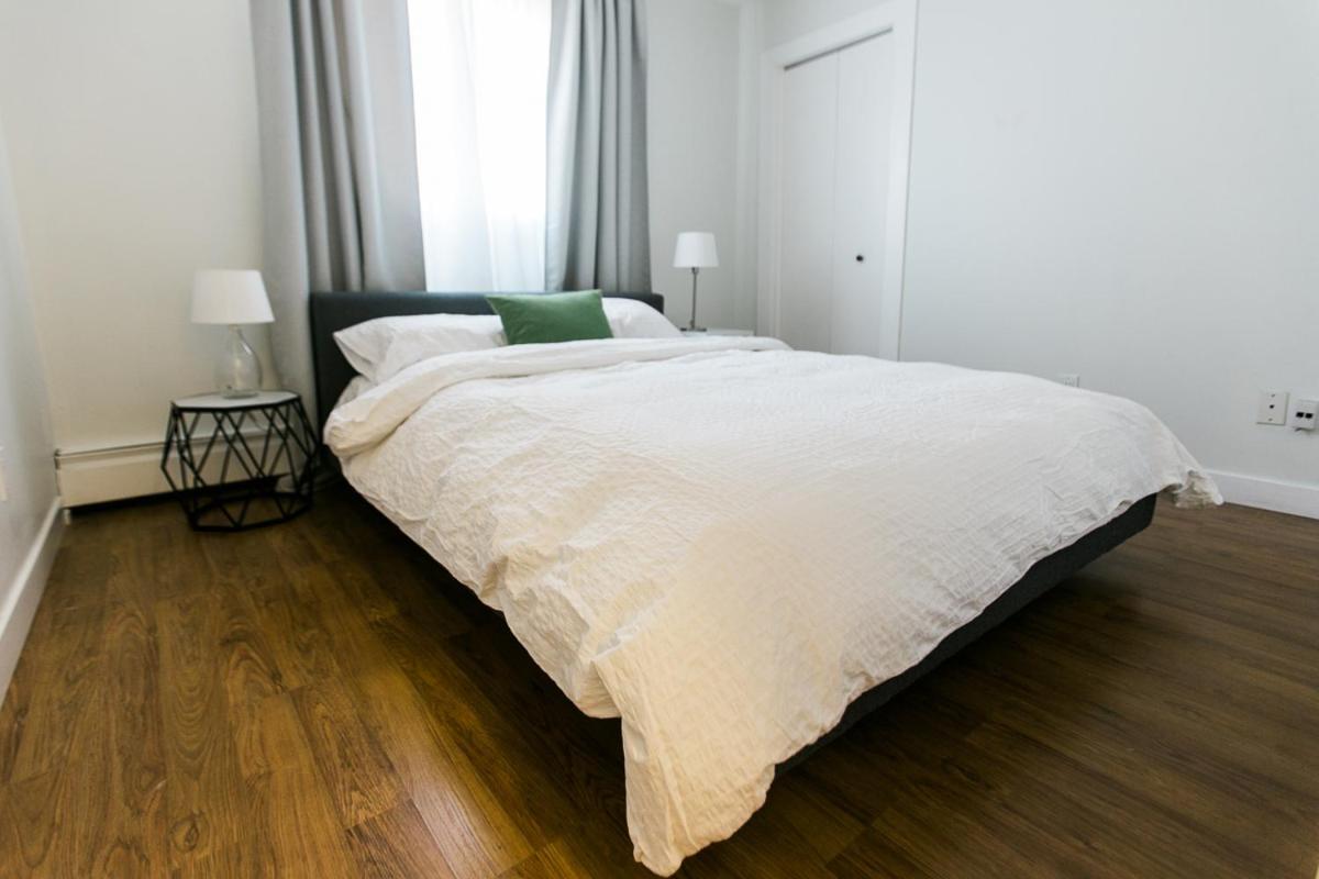 Cozy 2-Bedroom Condo Near Downtown, With Laundry, Parking, Balcony Calgary Exterior photo