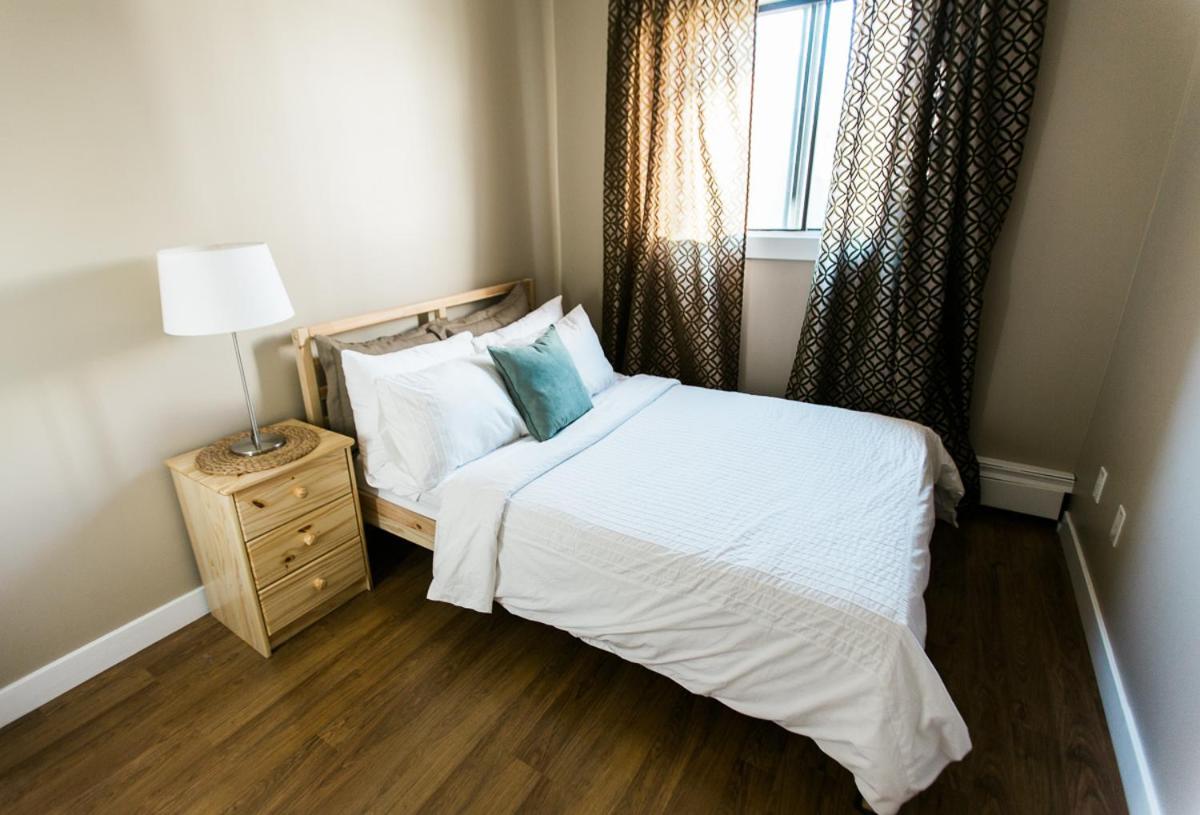 Cozy 2-Bedroom Condo Near Downtown, With Laundry, Parking, Balcony Calgary Exterior photo